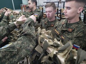 Студенты ВУЦ возобновили плетение маскировочных сетей
